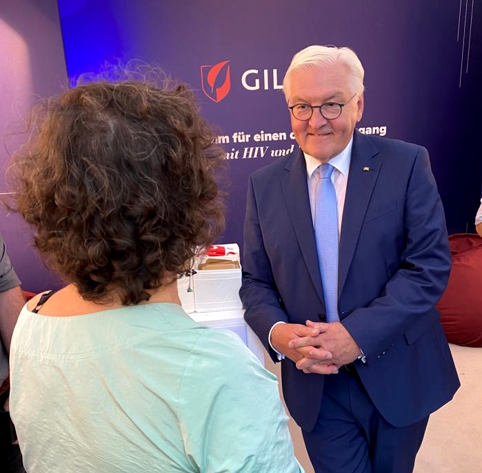 Judith Grümmer (vorn) im Gespräch mit dem Bundespräsidenten.