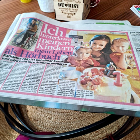 Zeitung liegt auf einem Tisch