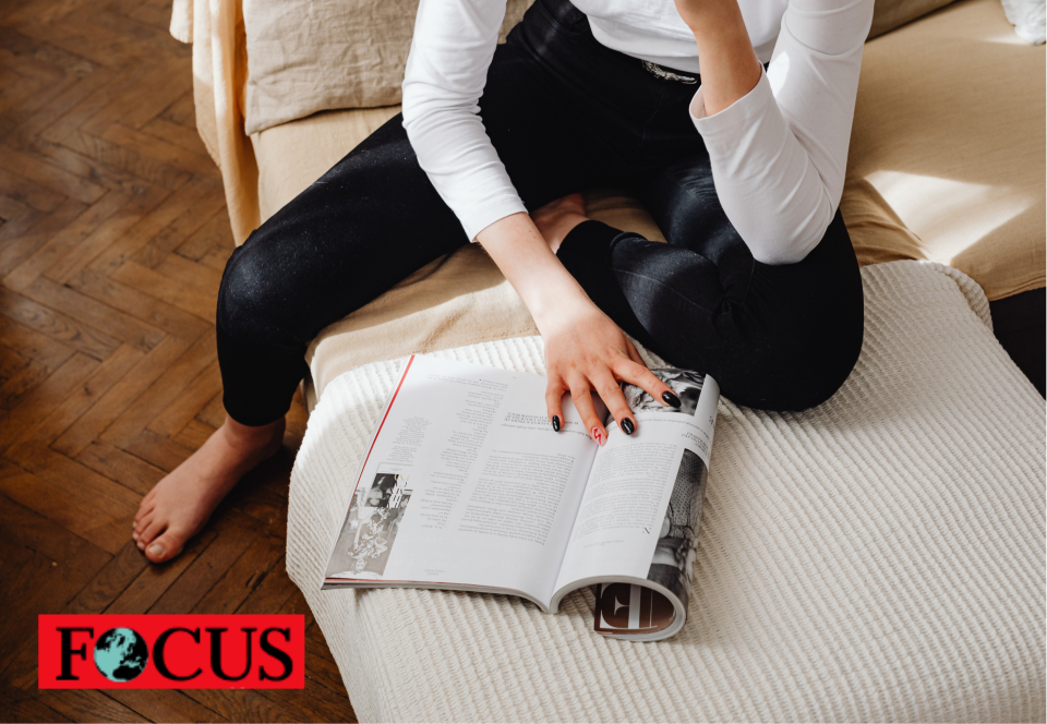 Frau liest Magazin. Focus-Logo integriert