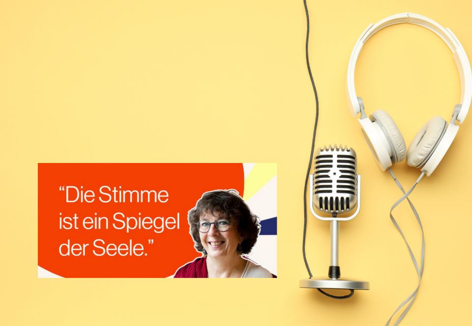 Cover für Podcastfolge mit Mikrofon und Kopfhörer