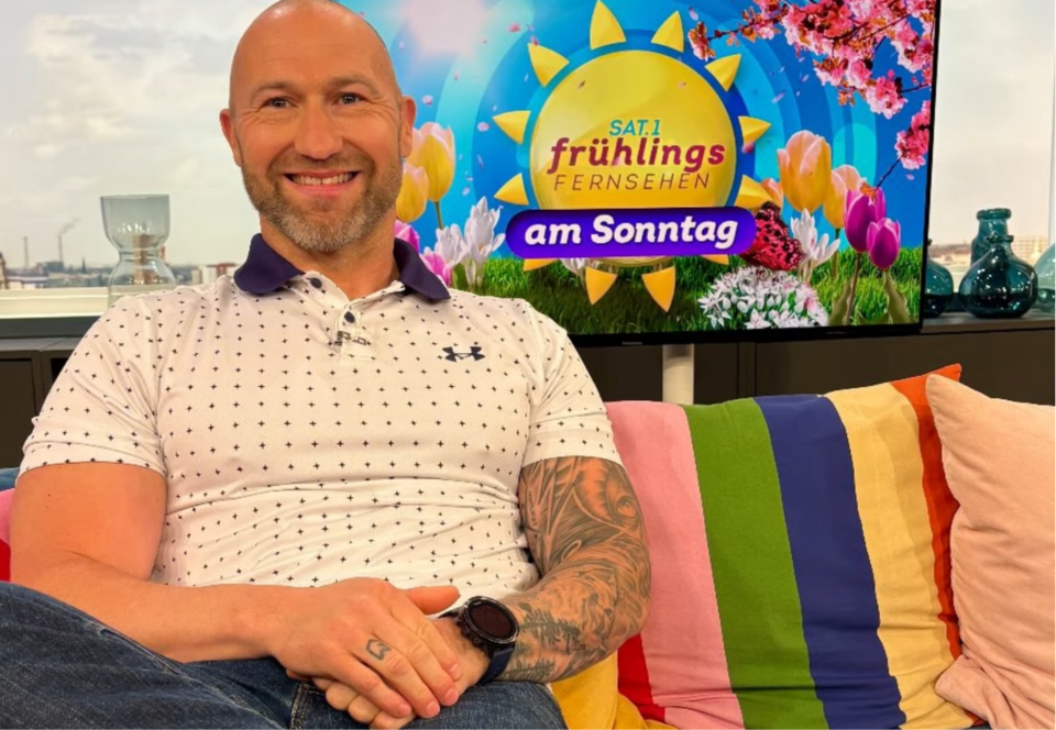 Mann auf Sofa im Sat1-Frühstücksfernsehen