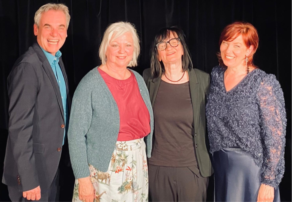 Vier Personen im Theater