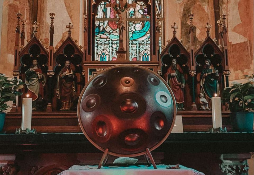 Handpan in una chiesa